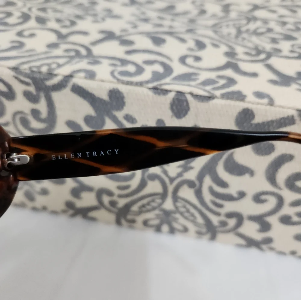 Vintage Ellen Tracy  Brown Oval Sunglasses - Picture 6 of 7